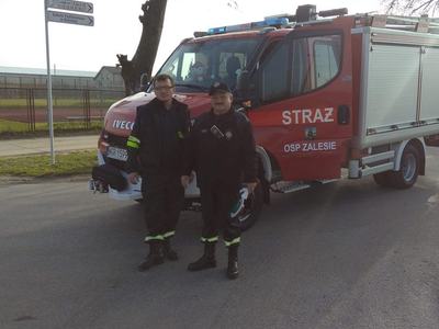 Dwóch strażaków