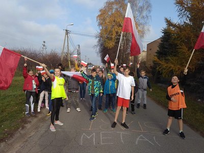 Dzieci z dużymi flagami