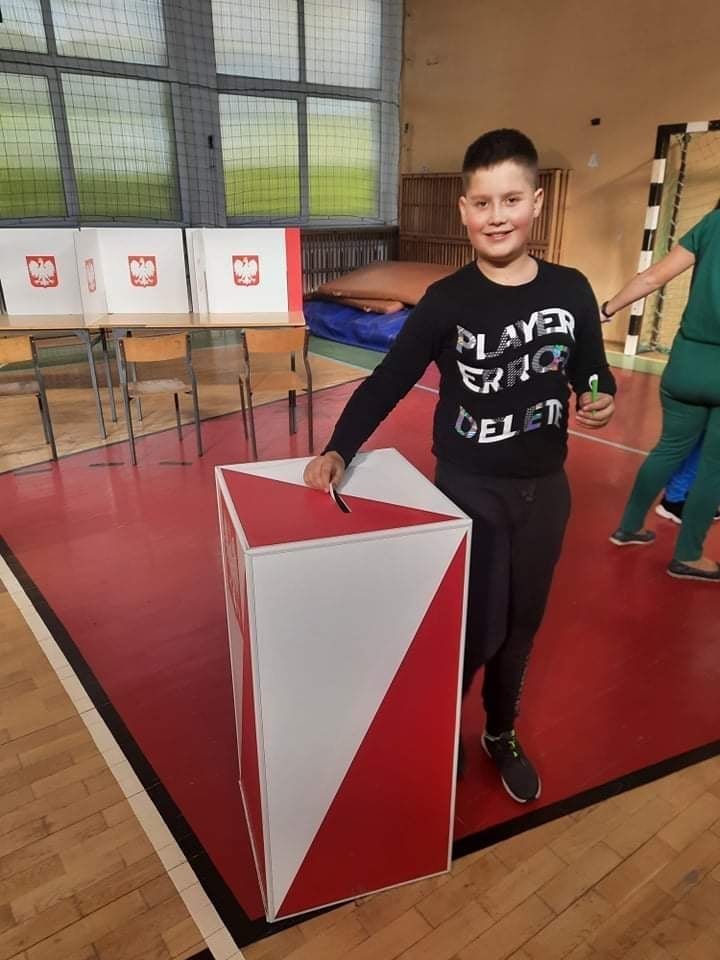 Wrzucanie kart do urny wyborczej 