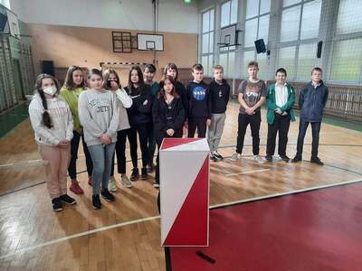 Zdjęcie grupowe z urną wyborczą 