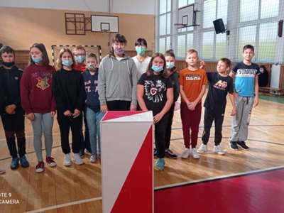 Zdjęcie grupowe z urną wyborczą 