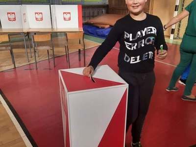 Wrzucanie kart do urny wyborczej