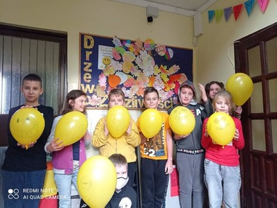 Zdjęcie grupowe z balonami 