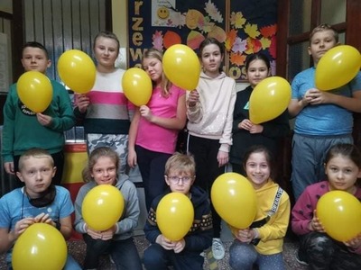 Zdjęcie grupowe z balonami 