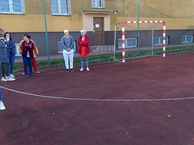 Zbiórka pracowników szkoły w miejscu zbiórki 
