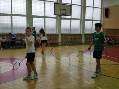 Uczniowie grają w badmintona 