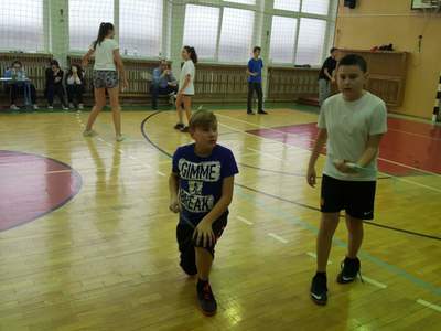 Uczniowie grają w badmintona 