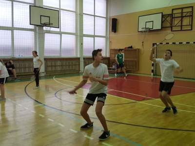 Uczniowie grają w badmintona 