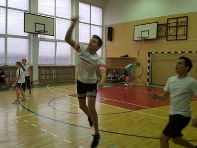 Uczniowie grają w badmintona 