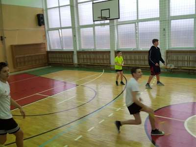 Uczniowie grają w badmintona 