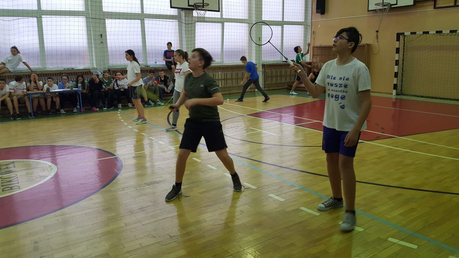Uczniowie grają w badmintona 