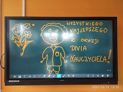 Dzień Edukacji Narodowej był pełen słodkich niespodzianek, wielu życzeń i uśmiechów. W sali przedszkolaków pojawiła się dodatkowa atrakcja...nowa tablica multimedialna😀
Serdecznie dziękujemy za wielkie zaangażowanie tatusiów, którzy zamontowali to  CUDEŃKO...Tomasz Rykowski, Maciej Gaik, Daniel Jagiełło 👏👏👏Dziękujemy ☺️