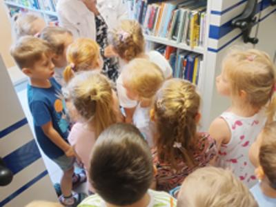 Dzieci w bibliotece pedagogicznej