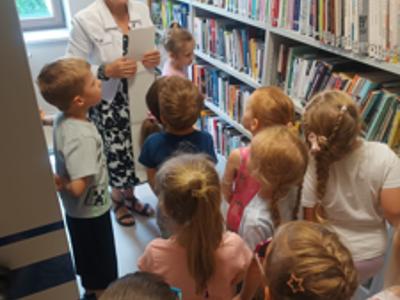 Dzieci w bibliotece pedagogicznej