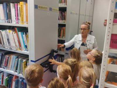 Dzieci w bibliotece pedagogicznej