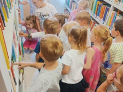 Dzieci w bibliotece pedagogicznej