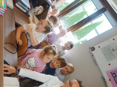 Dzieci w bibliotece pedagogicznej