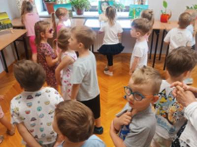 Dzieci w bibliotece pedagogicznej