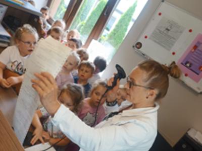 Dzieci w bibliotece pedagogicznej