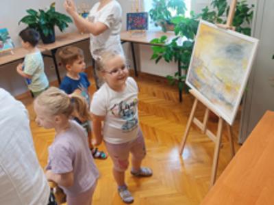 Dzieci w bibliotece pedagogicznej