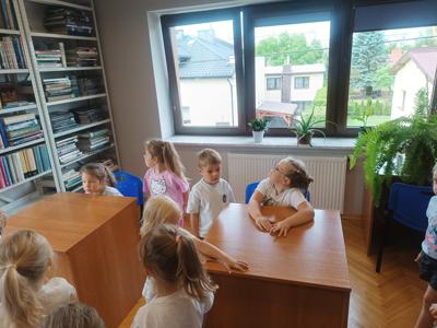 Dzieci w bibliotece pedagogicznej