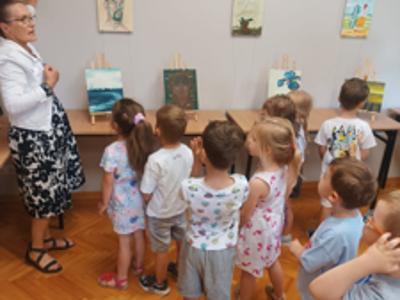 Dzieci w bibliotece pedagogicznej
