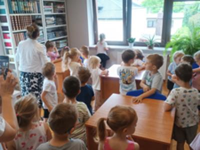 Dzieci w bibliotece pedagogicznej