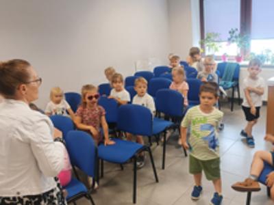 Dzieci w bibliotece pedagogicznej