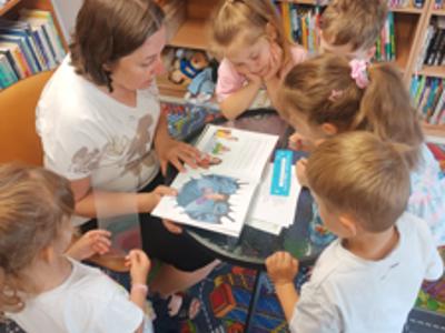 Dzieci w bibliotece pedagogicznej