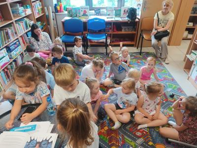Dzieci w bibliotece pedagogicznej