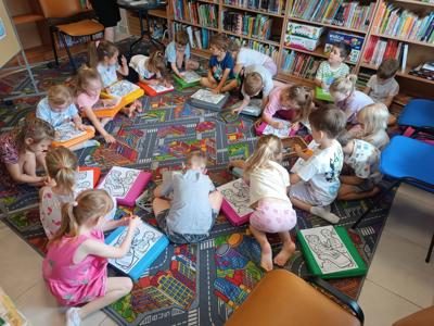 Dzieci w bibliotece pedagogicznej