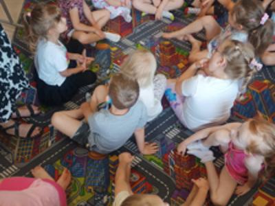 Dzieci w bibliotece pedagogicznej