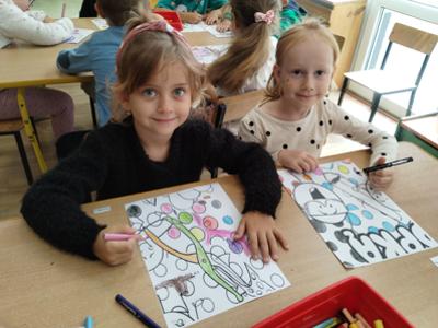 Przedszkolaki podczas zabaw w Dniu Kropki.