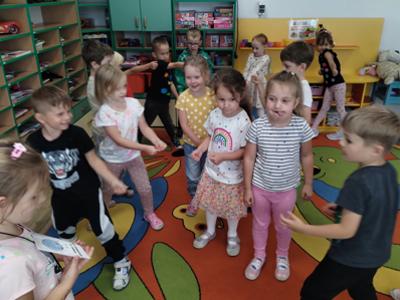 Przedszkolaki podczas zabaw w Dniu Kropki.