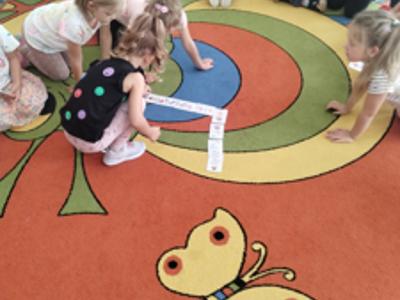 Przedszkolaki podczas zabaw w Dniu Kropki.