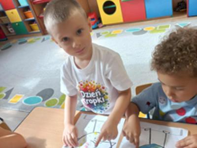 Przedszkolaki podczas zabaw w Dniu Kropki.