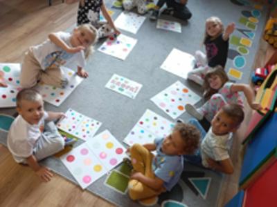 Przedszkolaki podczas zabaw w Dniu Kropki.