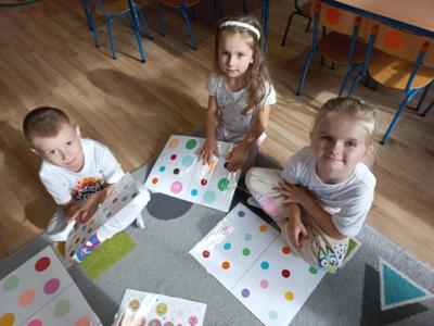 Przedszkolaki podczas zabaw w Dniu Kropki.