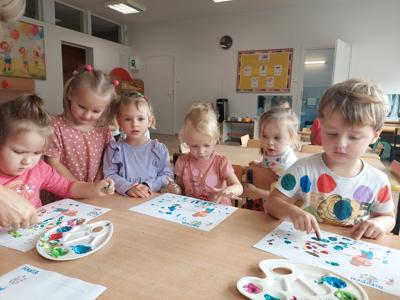 Przedszkolaki podczas zabaw w Dniu Kropki.