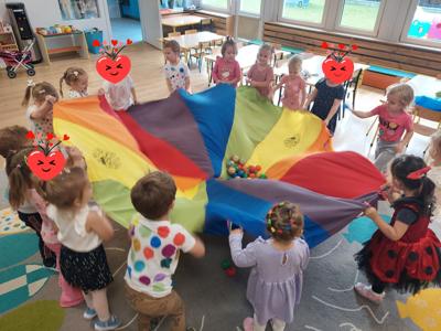 Przedszkolaki podczas zabaw w Dniu Kropki.