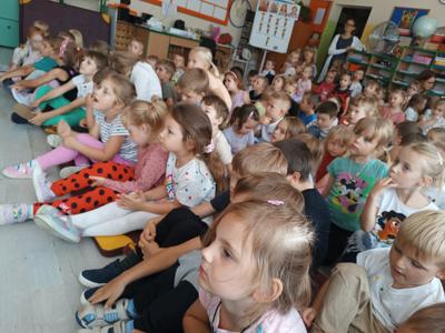 Dzieci podczas koncertu filharmonii.