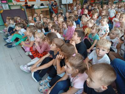 Dzieci podczas koncertu filharmonii.