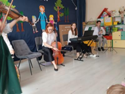 Artyści podczas koncertu filharmonii.