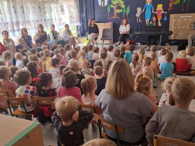 Dzieci podczas koncertu filharmonii.