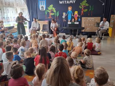 Dzieci podczas koncertu filharmonii.