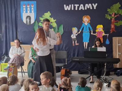 Artyści podczas koncertu filharmonii.