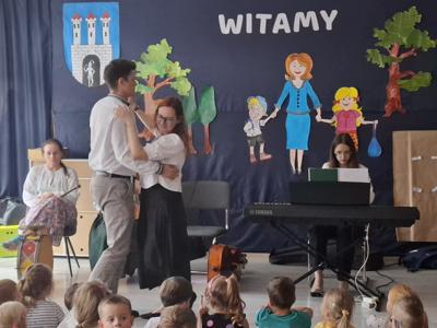 Artyści podczas koncertu filharmonii.