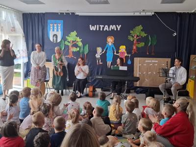 Dzieci podczas koncertu filharmonii.