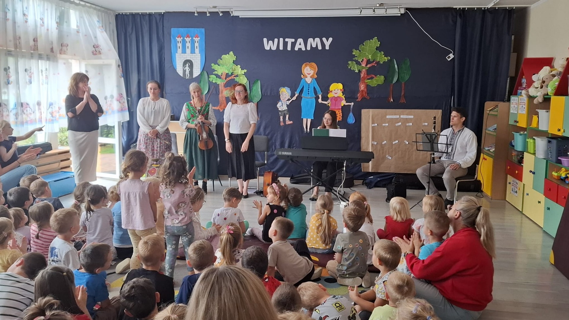 Dzieci podczas koncertu filharmonii.