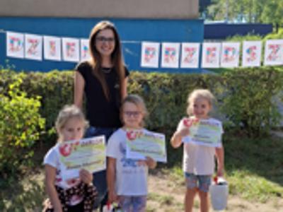 Pani dyrektor oraz reprezentantki przedszkola w konkursie.